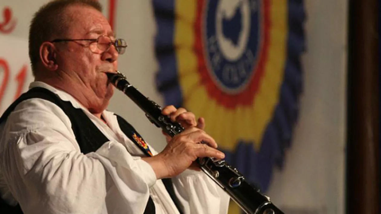 SFÂŞIETOR! Ultimul drum al lui DUMITRU FĂRCAŞ: A fost condus pe acorduri de taragot şi acordeon! (VIDEO)