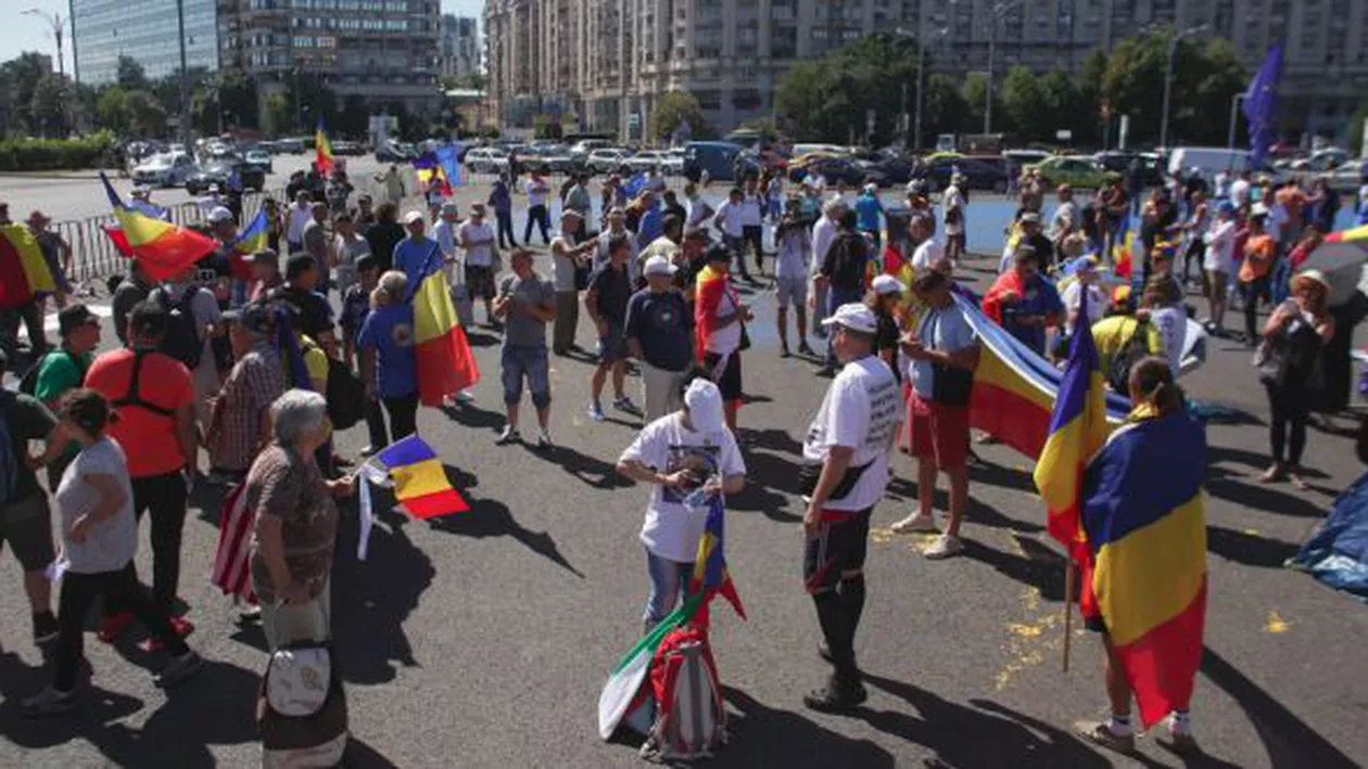 MITINGUL DIASPOREI: Au început să apară protestatari în Piaţa Victoriei. Manifestanţi din ţară şi la Universitate. Poliţia face un control pirotehnic la toate maşinile din zonă (FOTO, VIDEO)