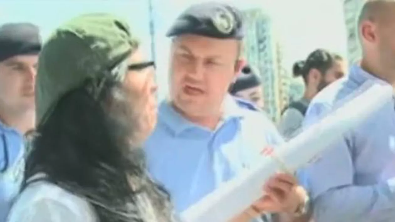 Primul incident în Piaţa Victoriei: O femeie a venit să scandeze împotriva protestatarilor din diaspora. Jandarmii au intervenit (VIDEO)
