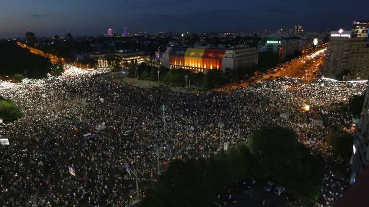 HAOS în Piaţa Victoriei după ce 100.000 de persoane au protestat împotriva Guvernului! Jandarmeria a intervenit în forţă pentru alungarea protestatarilor!  (VIDEO, FOTO)