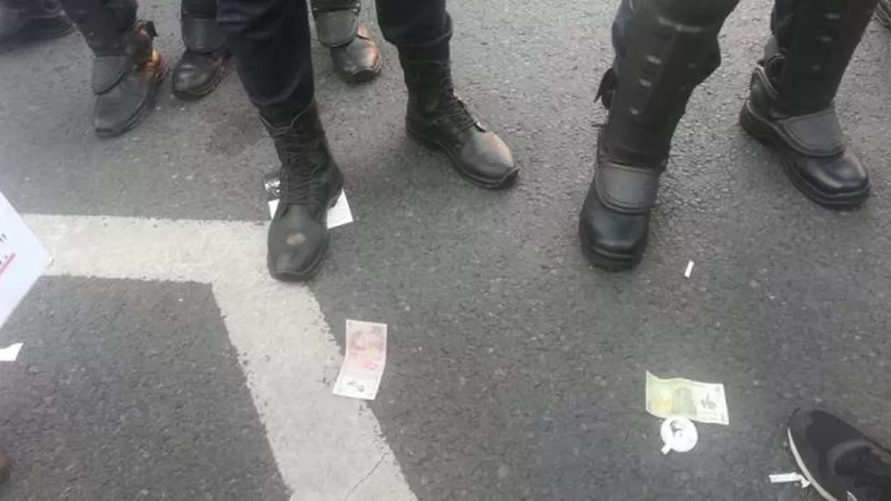 Protest MANELIZAT la Piaţa Victoriei: Se aruncă cu BANI în jandarmi și se scandează ‘Jandarmeria apără hoția’ (FOTO)