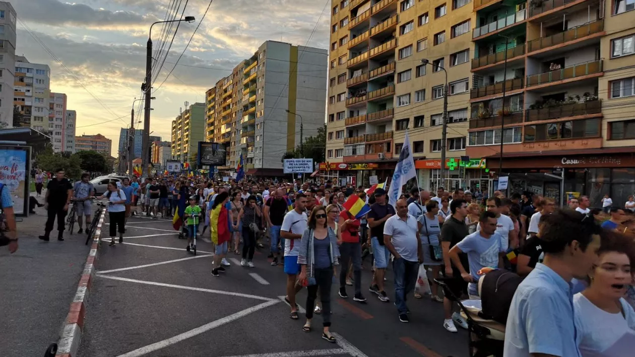 Proteste de amploare în marile orașe ale țării: Zeci de mii de oameni cer demisia Guvernului la Cluj-Napoca, Sibiu sau Iași (VIDEO)