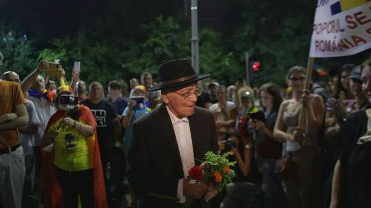 Nici Mihai Șora nu a scăpat de gazele lacrimogene ale jandarmilor: Filosoful, prezent în Piața Victoriei la protestele de vineri și sâmbătă (FOTO)