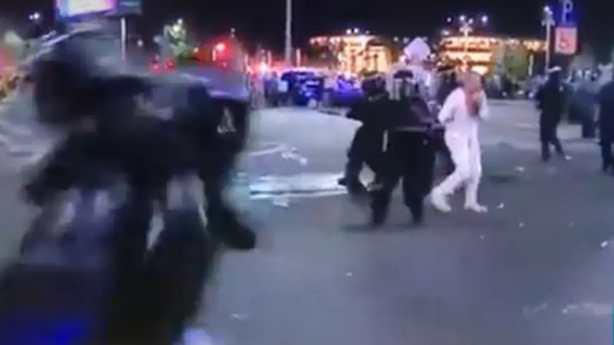 Impact violent: Momentul coliziunii dintre un jandarm și un motociclist, din Piața Victoriei, surprins în direct (VIDEO)