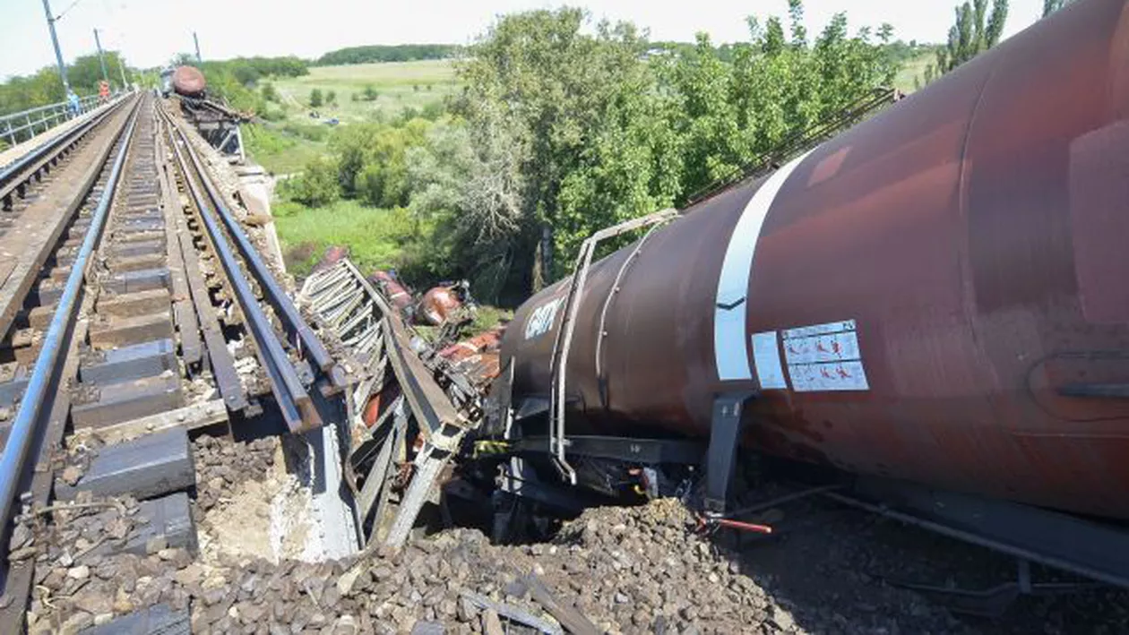 Un tren încărcat cu produse petroliere a DERAIAT: Șase vagoane s-au răsturnat (FOTO, VIDEO)