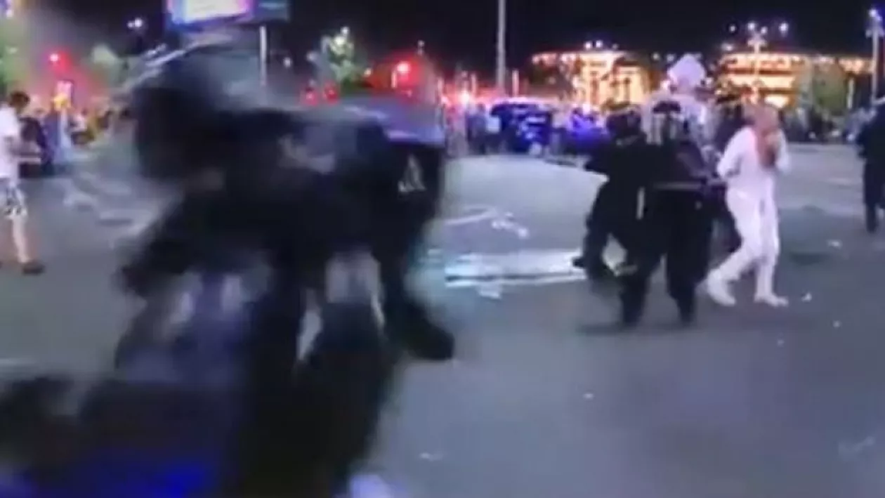 Jandarmii, protagoniștii unui moment demn de cascadorii râsului: Ce a urmat după impactul dintre un om în uniformă și motociclist (VIDEO)