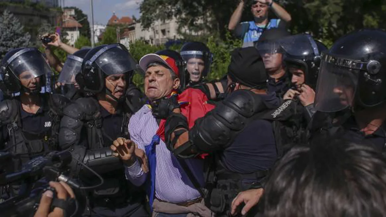 ȘI BĂTUȚI, ȘI INSULTAȚI. Jandarmeria dă vina tot pe manifestanți pentru intervenția violentă de la protest: După ce oamenii vor deveni raționali, vor vedea că acțiunea noastră a fost una necesară