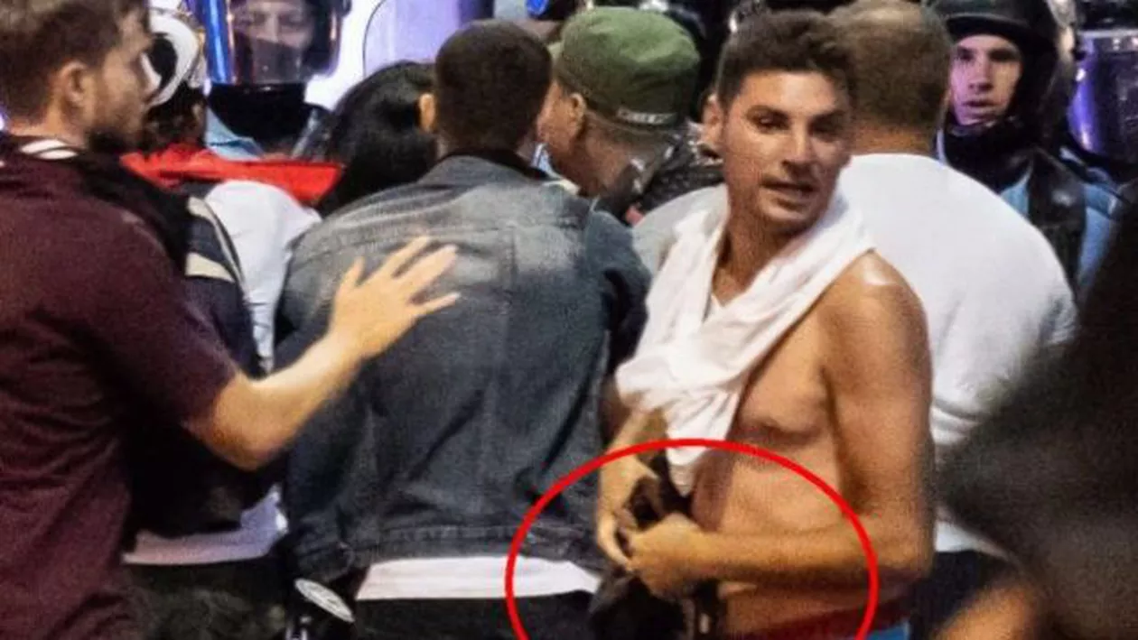 ALERTĂ! Huliganul căutat de Poliţie, surprins cu ARMA jandarmeriţei bătute la mitingul din Piaţa Victoriei! (FOTO)