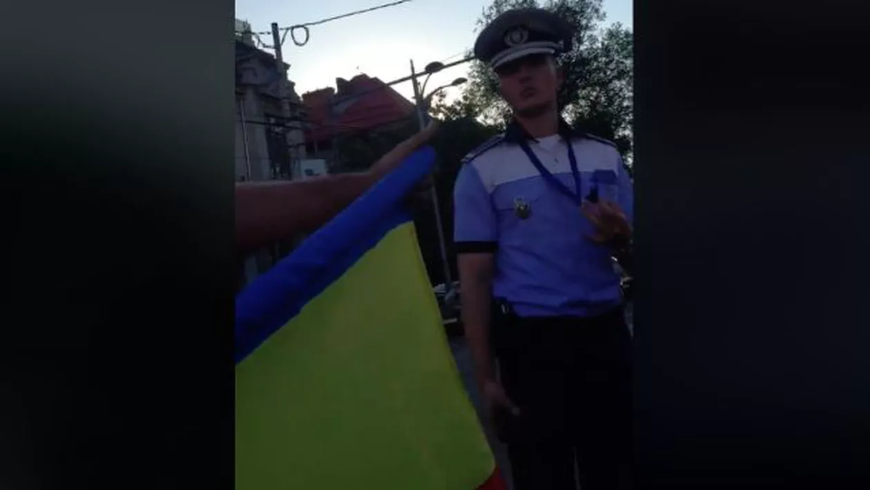 Șofer, obligat de polițiști să dea jos steagul pe care îl avea pe mașină: Motivul este uimitor (VIDEO)