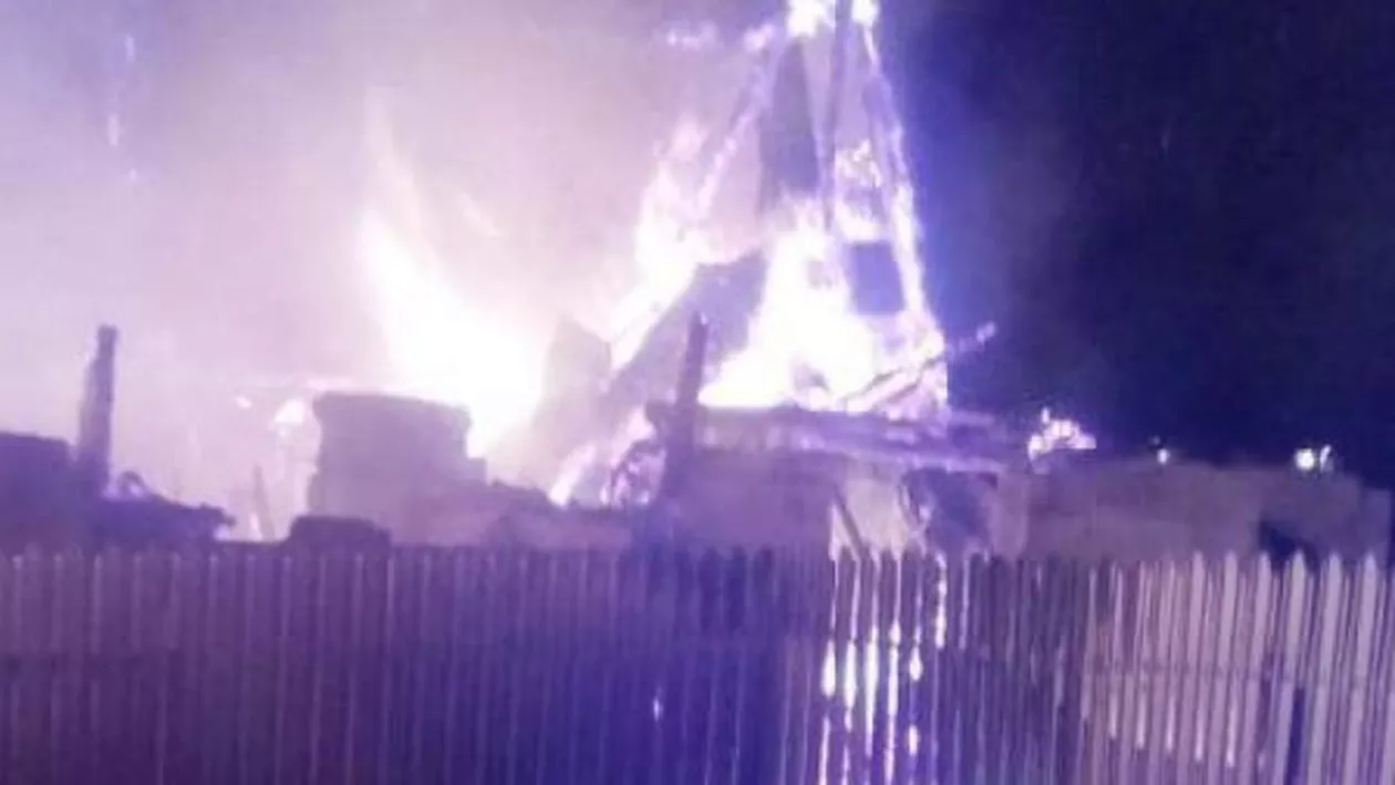 Incendiu DEVASTATOR în Vrancea: Patru case făcute SCRUM, zeci de pompieri, o gravidă luată cu Salvarea (VIDEO)