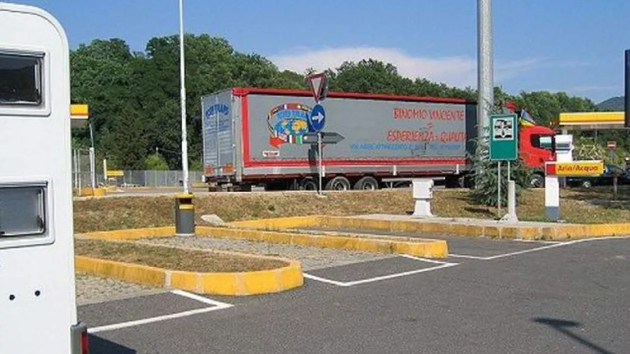 Ai noştri ca brazii: Doi TIR-işti români s-au ÎMBĂTAT într-o parcare din Italia şi au BLOCAT tot traficul. Totul s-a terminat la... PUŞCĂRIE!