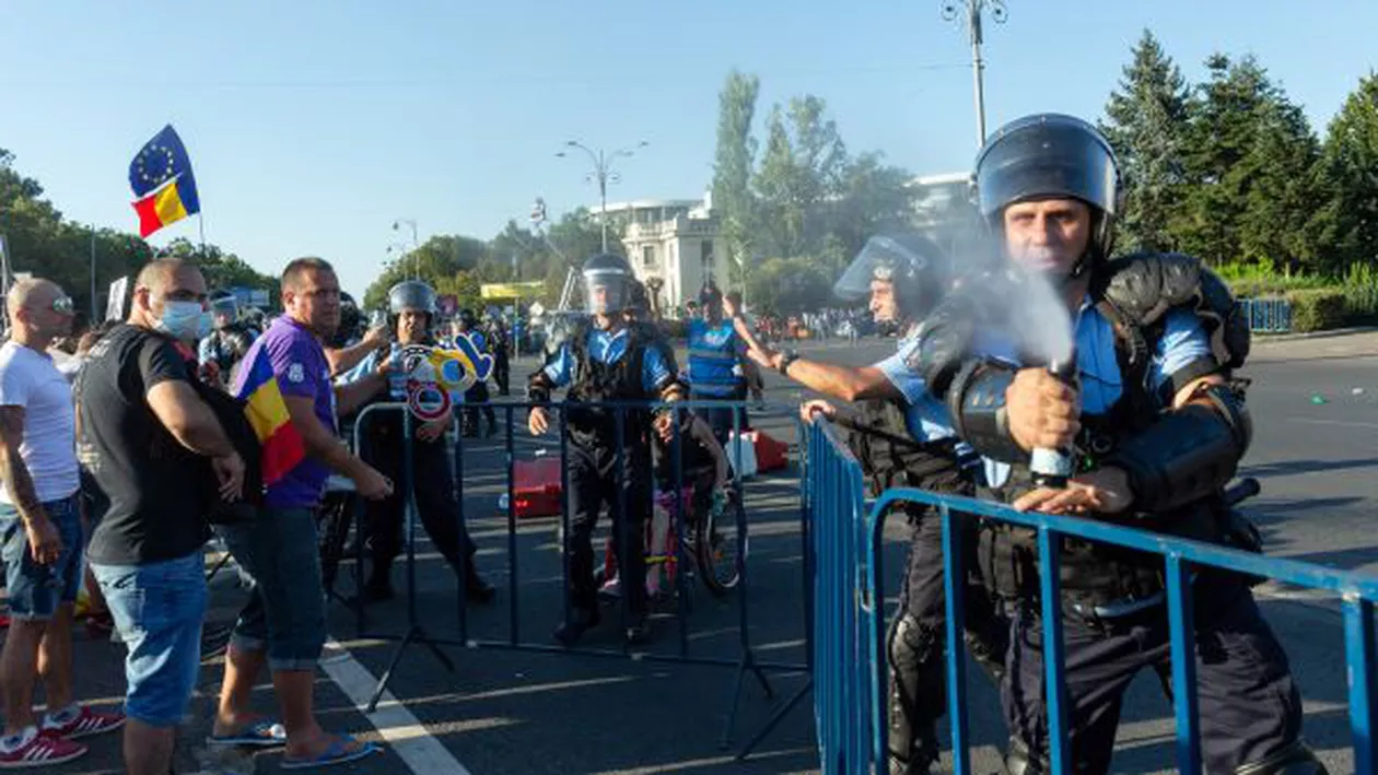 Vor să repete isprava? După ce au gazat 100.000 de oameni, jandarmii își cumpără măști de gaze (FOTO)