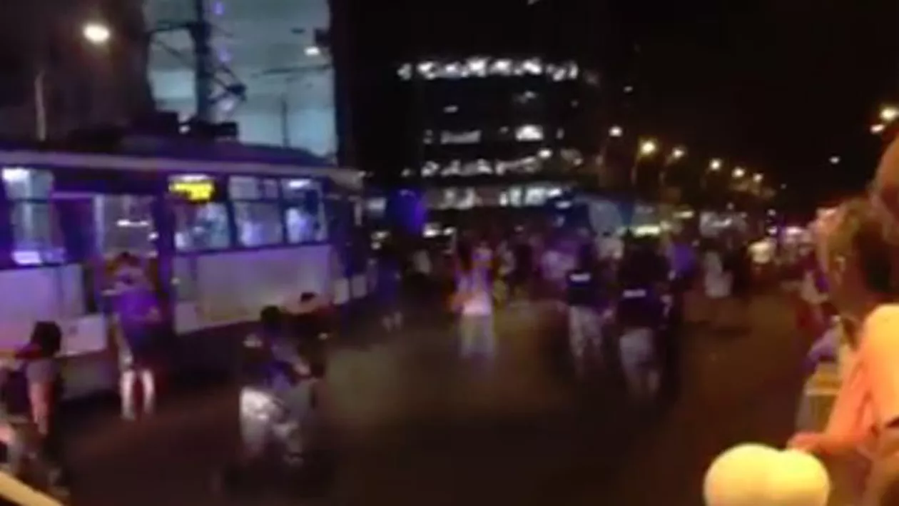 Noi imagini de la violențele din Piața Victoriei: Un jandarm lovește fără milă un bărbat aflat într-o stație de tramvai (VIDEO)