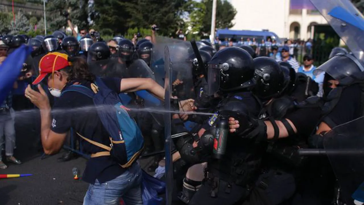 DSU, despre efectele gazelor folosite în Piața Victoriei: Prezentarea la medic a celor expuși la substanțe lacrimogene, necesară doar atunci când apar simptome îngrijorătoare