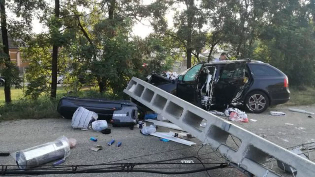 ACCIDENT GRAV: O familie întreagă a ajuns la SPITAL după ce s-a ciocnit de un stâlp de electricitate (VIDEO, FOTO)