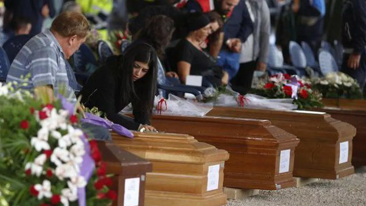 ITALIA ÎN LACRIMI: PRIMELE IMAGINI de la funeraliile naţionale pentru victimele accidentului de la Genova (VIDEO, FOTO)