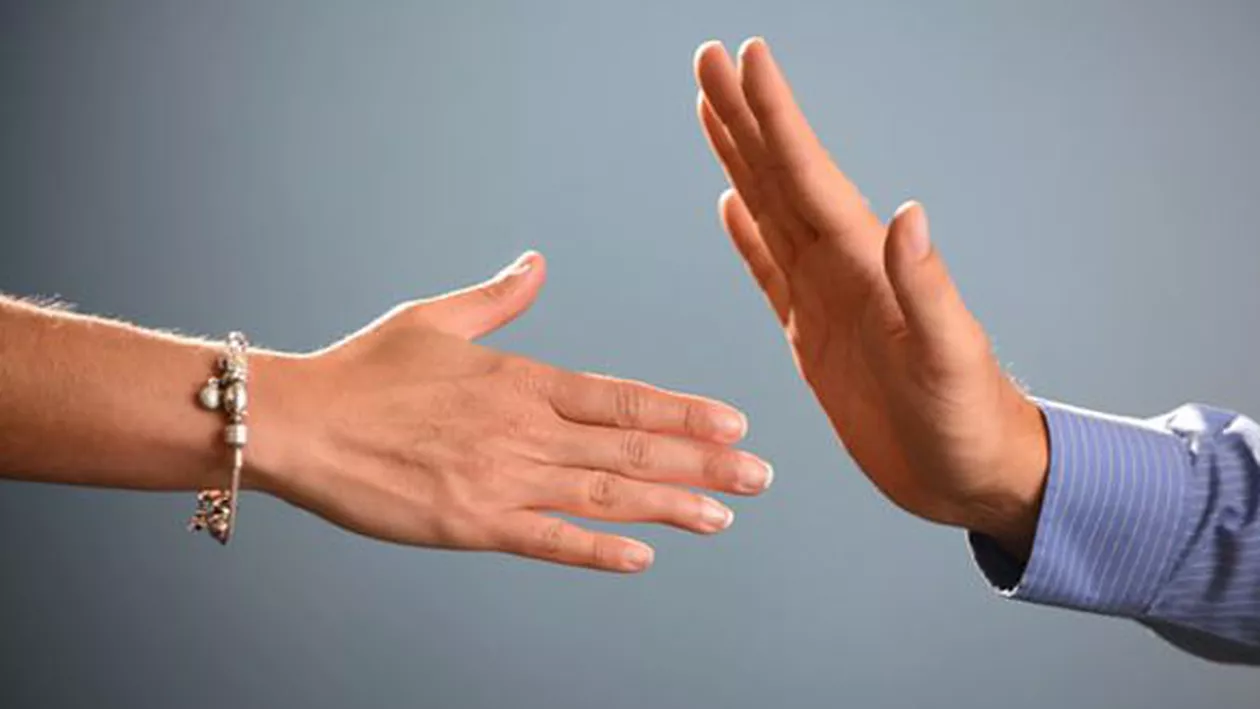 Un cuplu de musulmani nu a primit cetățenia elvețiană pentru că n-au vrut să dea mâna cu persoane de sex opus