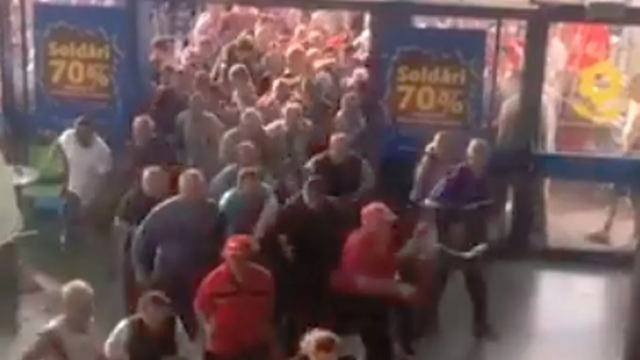 IMAGINI IREALE în România! S-au călcat în picioare ca să prindă REDUCERI! 'Echipa de rugby n-ar avea nicio şansă' (VIDEO)