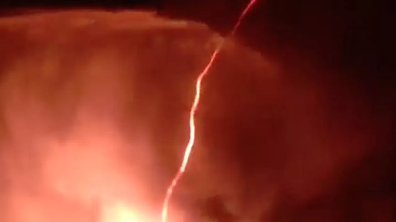Fenomen APOCALIPTIC! O tornadă de foc a apărut pe cer! Nu s-a mai văzut așa ceva (VIDEO)