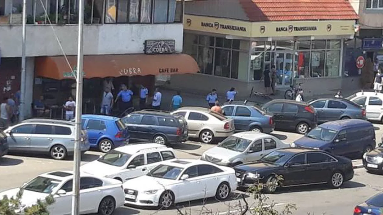 HALUCINANT! Bătăi cu TOPOARE ȘI SĂBII pe o stradă din Târgu-Jiu: Poliția a reținut șase persoane! (VIDEO)