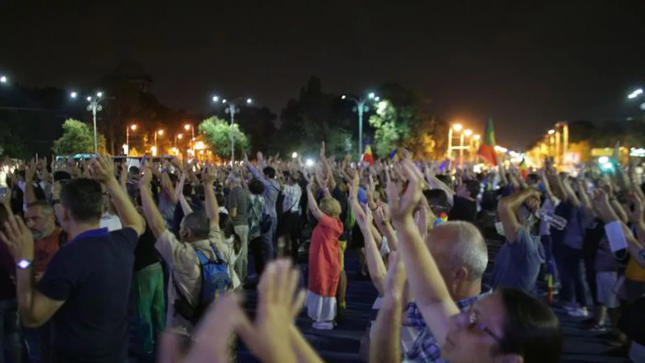 Protest cu mâinile ridicate împotriva abuzurilor JANDARMERIEI! Se cere DEMISIA GUVERNULUI
