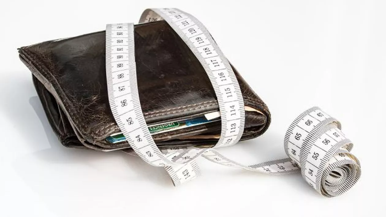 Veste ŞOC pentru PENSIONARII români: Cine va primi MAI PUŢINI BANI de luna viitoare