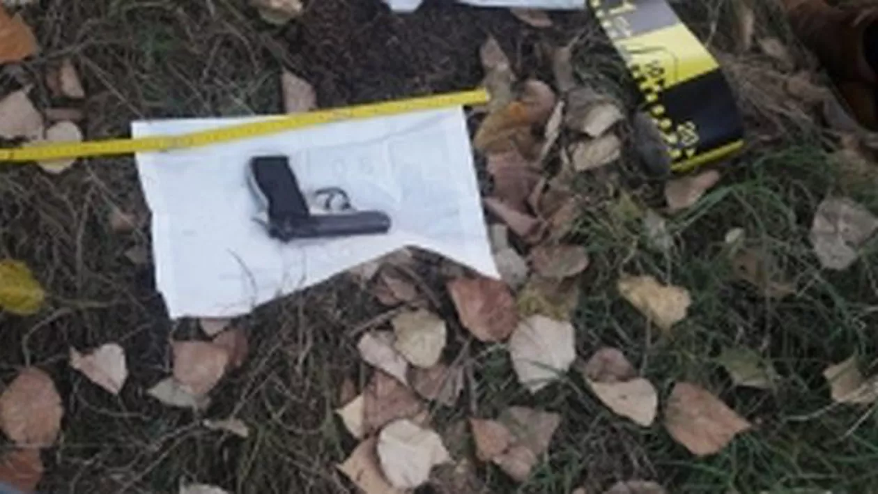 A fost găsit pistolul furat de la femeia jandarm în timpul violenţelor din Piaţa Victoriei (FOTO)