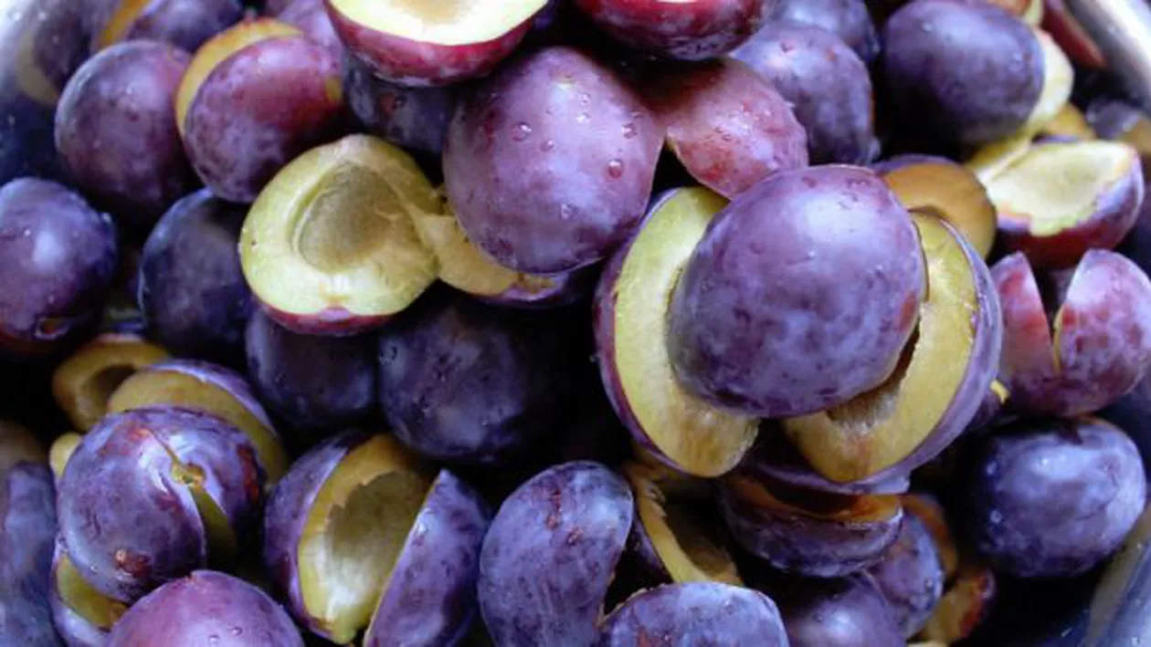 Caz ȘOCANT în Vâlcea! Un bărbat a murit după ce a căzut în butoiul cu prune