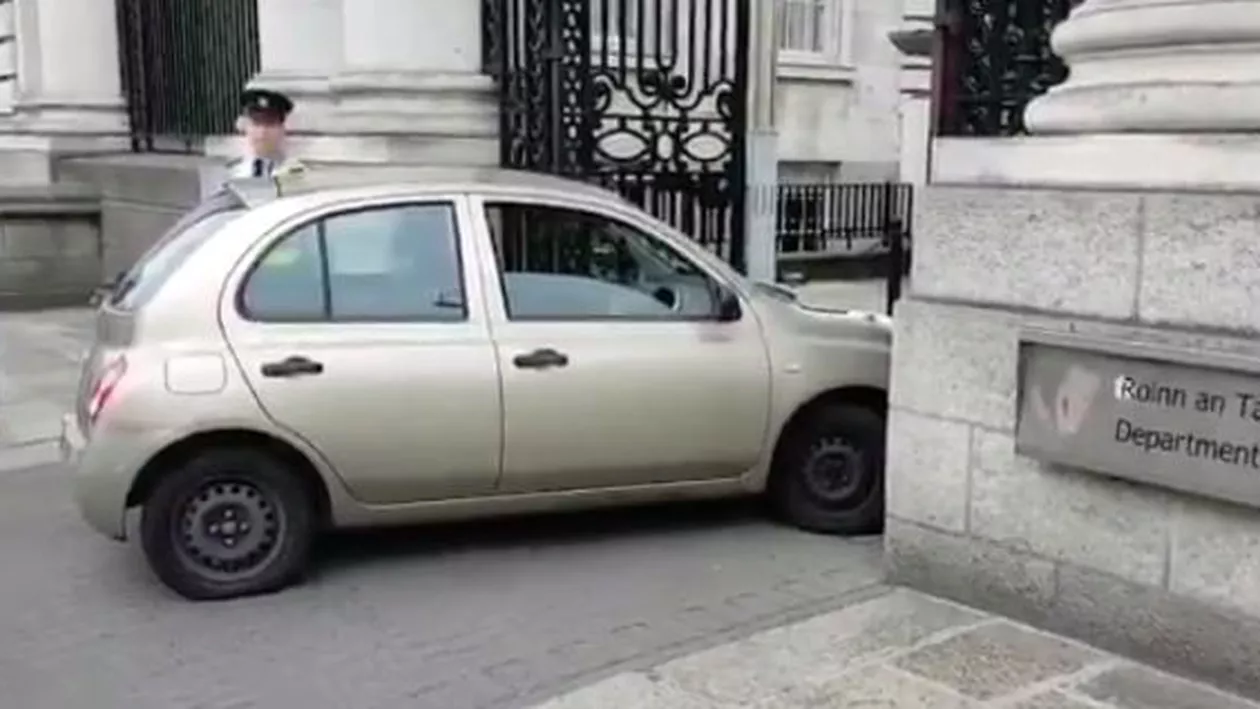 Panică la Dublin: O maşină a intrat în plin în clădirea Guvernului (VIDEO)