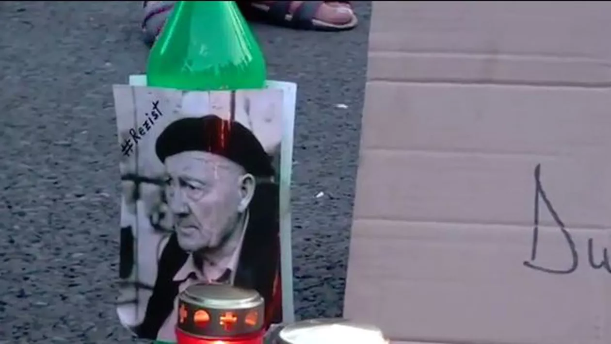 Petre Ţuţea la comemorarea lui Ilie Gâzea! Cei care au venit să aprindă o lumânare în Piaţa Victoriei pentru protestatarul mort au adus poze cu filozoful (FOTO, VIDEO)