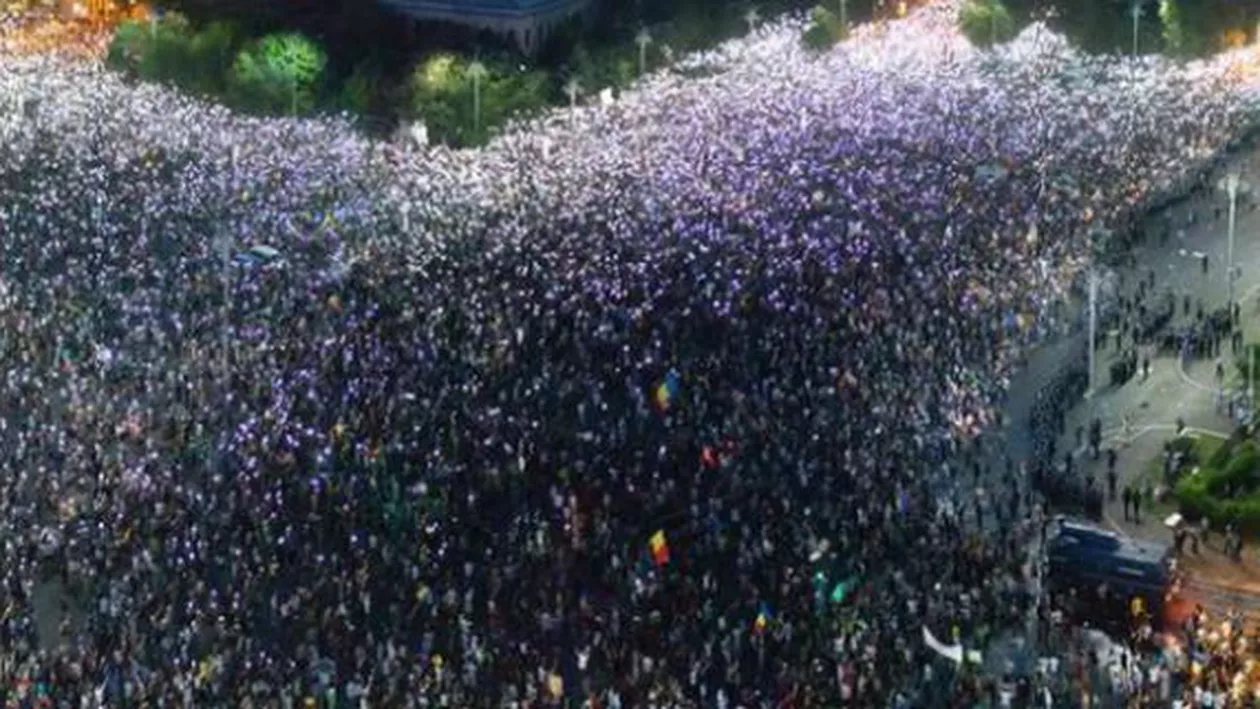Povestea fotografiei cu tânăra care a înfruntat un jandarm la protestul din 10 august: Sunt timidă, dar dacă văd o nedreptate, iau atitudine. Seara mi-am luat gaze în față, cu ecuson de presă și camera în mână (FOTO)