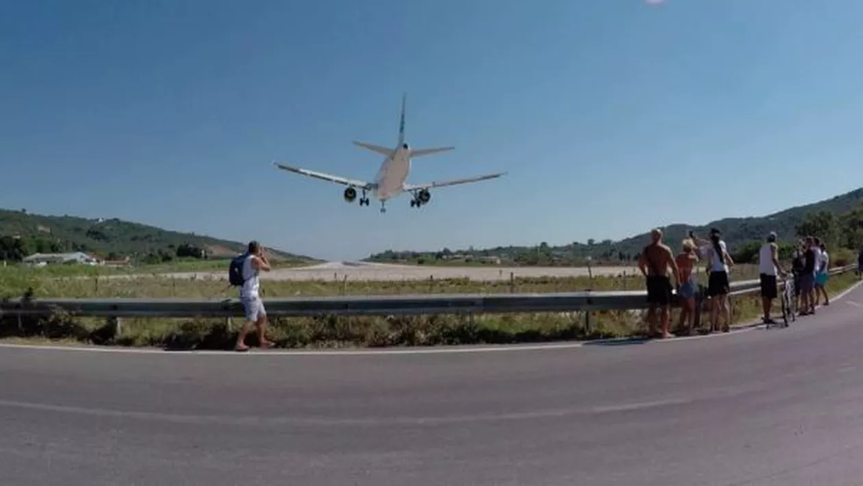 Un copil a fost luat pe sus de un avion, pe o plajă din Grecia. Cum a fost posibil...