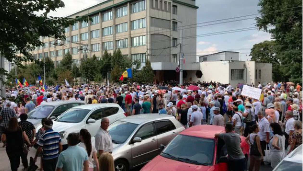Tensiuni puternice la Chişinău: Miting de amploare al pro-europenilor. Rusofilii şi aliaţii lui Vladimir Plahotniuc au organizat contramanifestaţii provocatoare. Poliţiştii au făcut cordon în jurul mulţimii (FOTO, VIDEO)