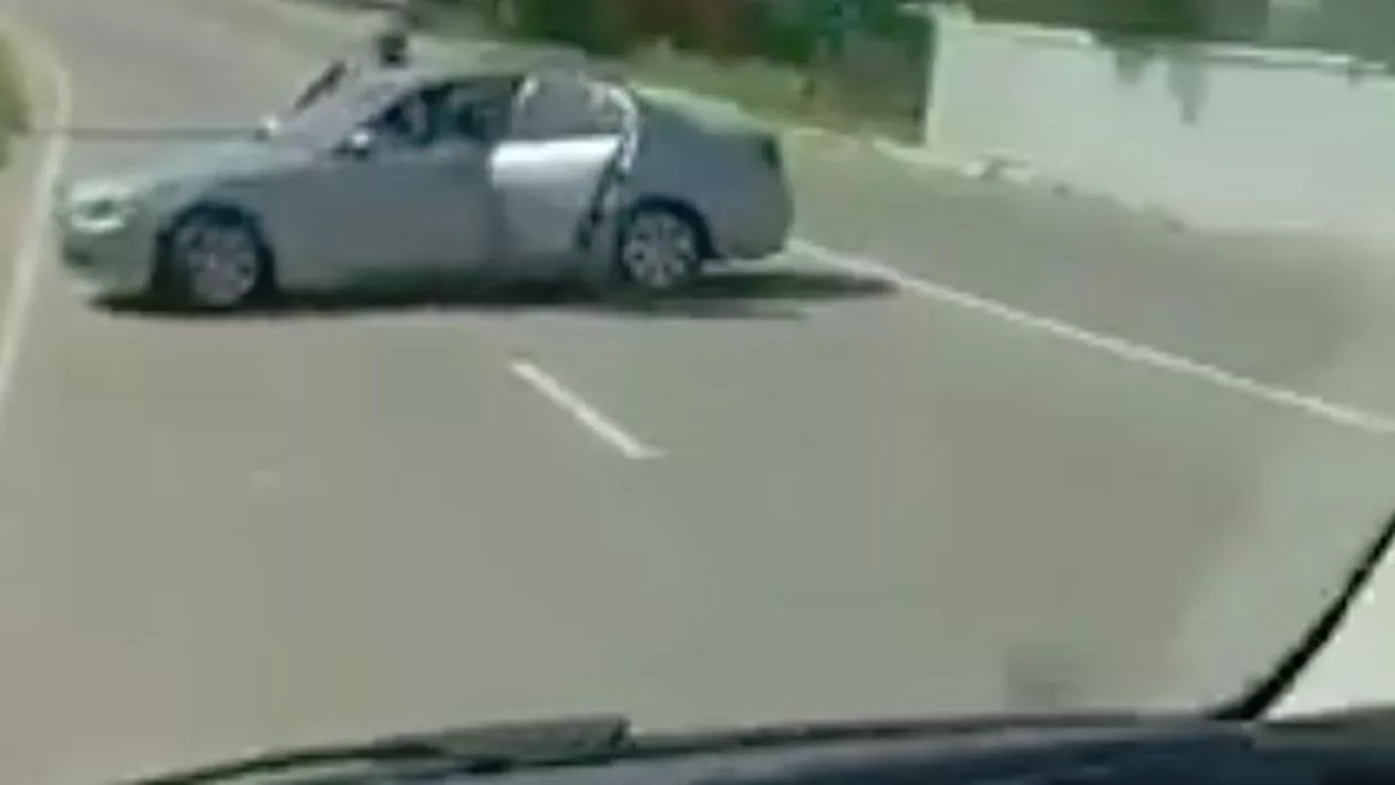 Situație DE NECREZUT în Vrancea. Un grup de romi a atacat o dubă în trafic (VIDEO)