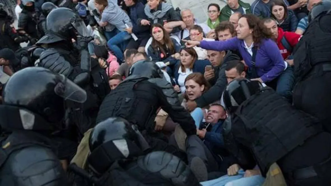 Precum în Bucureşti, aşa şi în Chişinău: ‘Jos labele de pe familia mea, CĂLĂILOR!’ Un cunoscut artist ACUZĂ represiunea manifestanţilor din capitala Moldovei