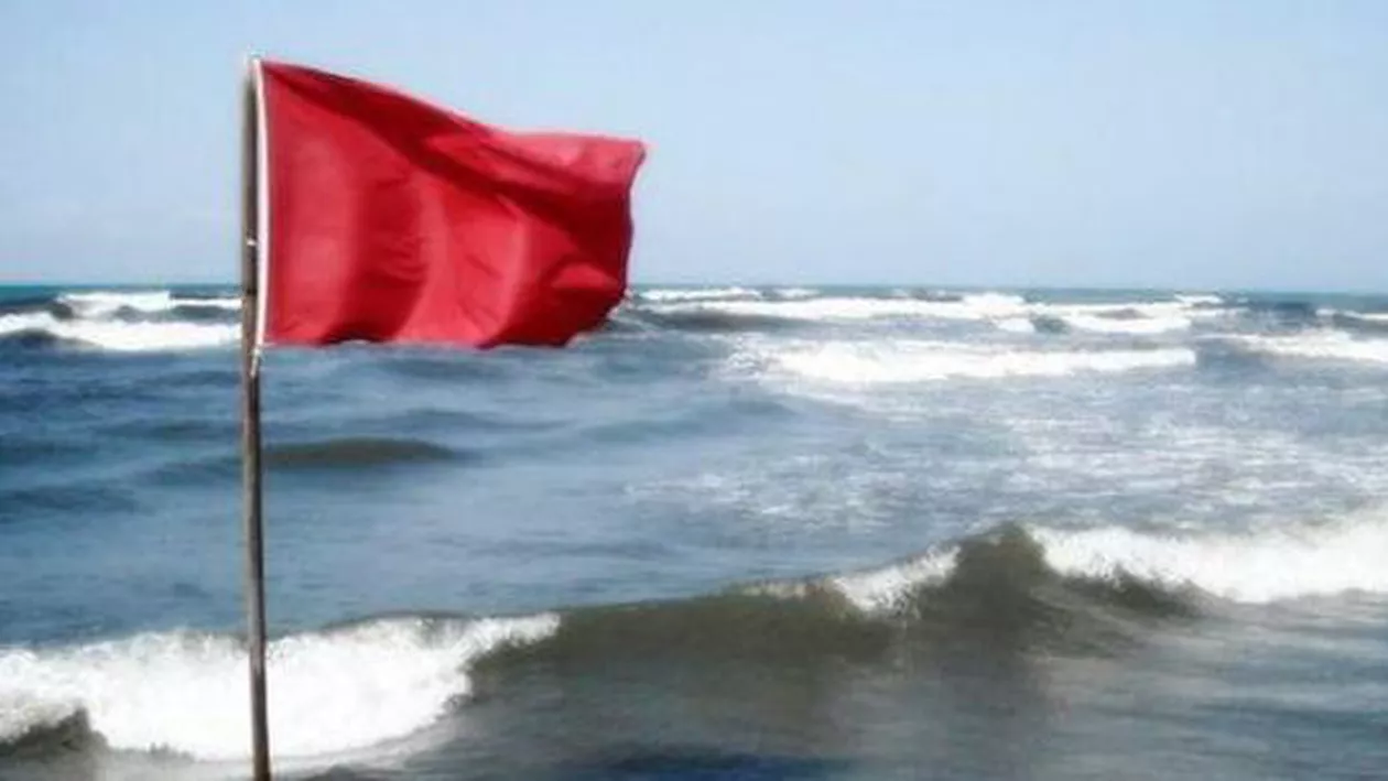 TRAGEDIE pe litoral! A murit înecat după ce a fost luat de valuri agitate! Salvamarii sunt în ALERTĂ