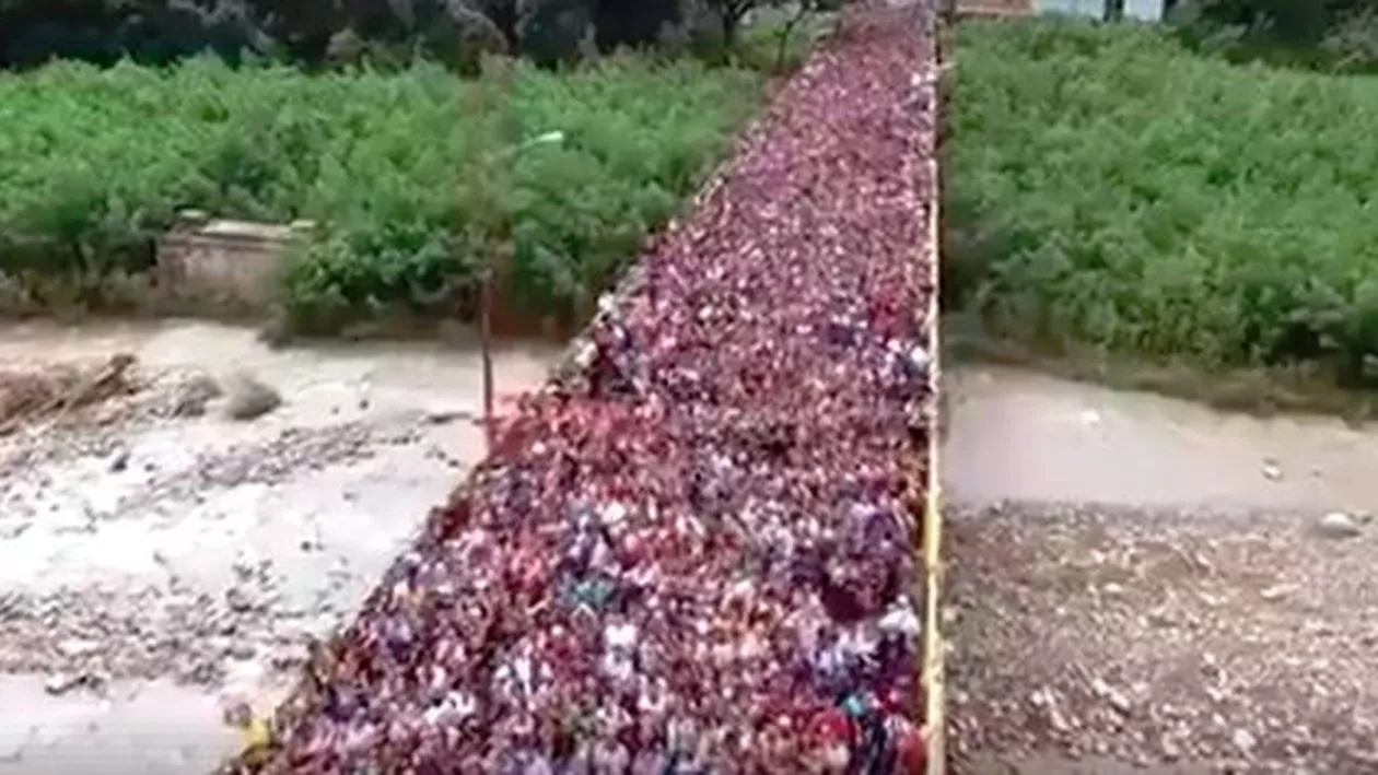 Imagini sfâşietoare în Venezuela! Mii de oameni se calcă în picioare ca să fugă din țară (VIDEO)