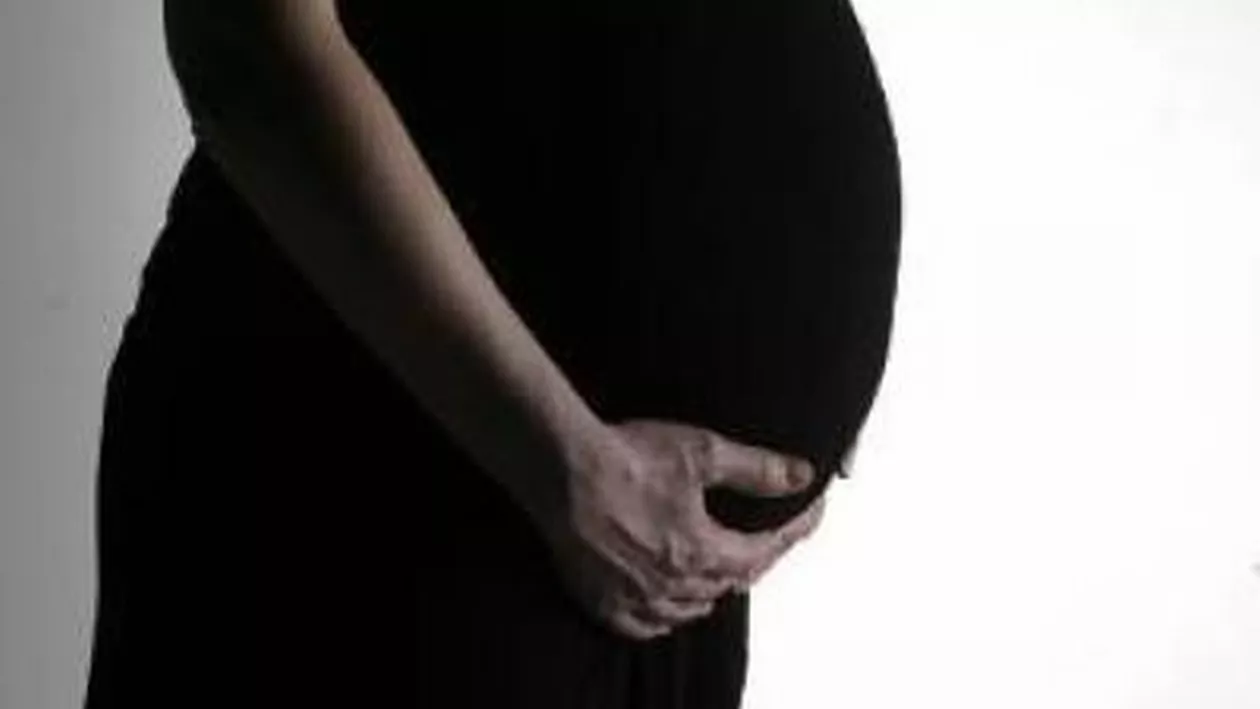 Decizie FĂRĂ PRECEDENT! O femeie din Vaslui, STERILIZATĂ după ce a născut opt copii cu opt bărbați diferiți. Primarul a pregătit documentația de aprobare