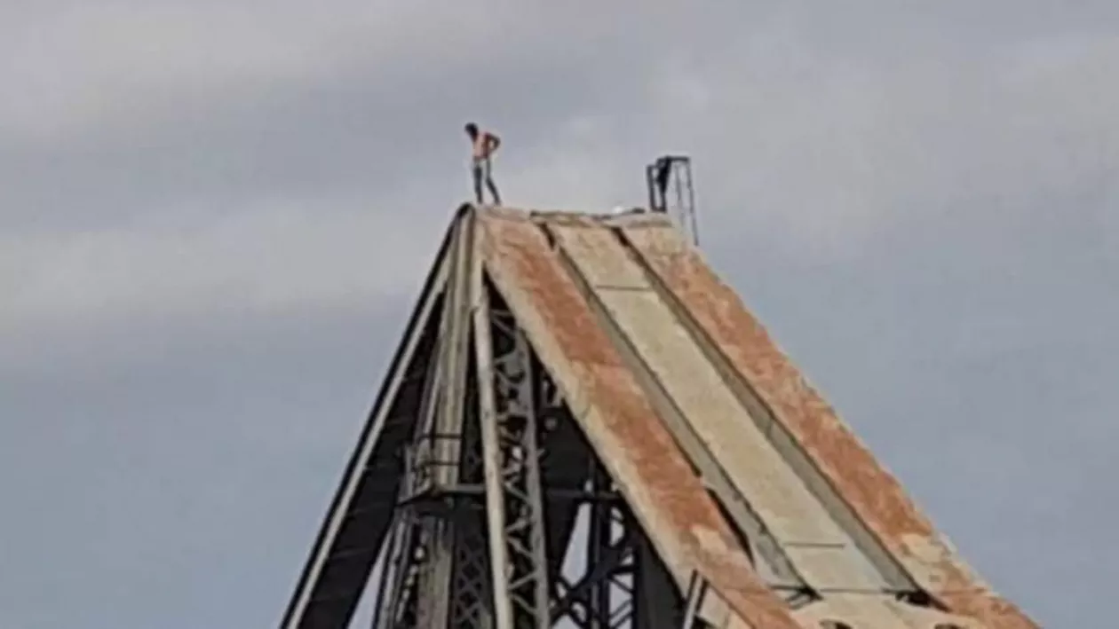 Un bărbat a vrut să se aruncă de pe podul feroviar de la Cernavodă