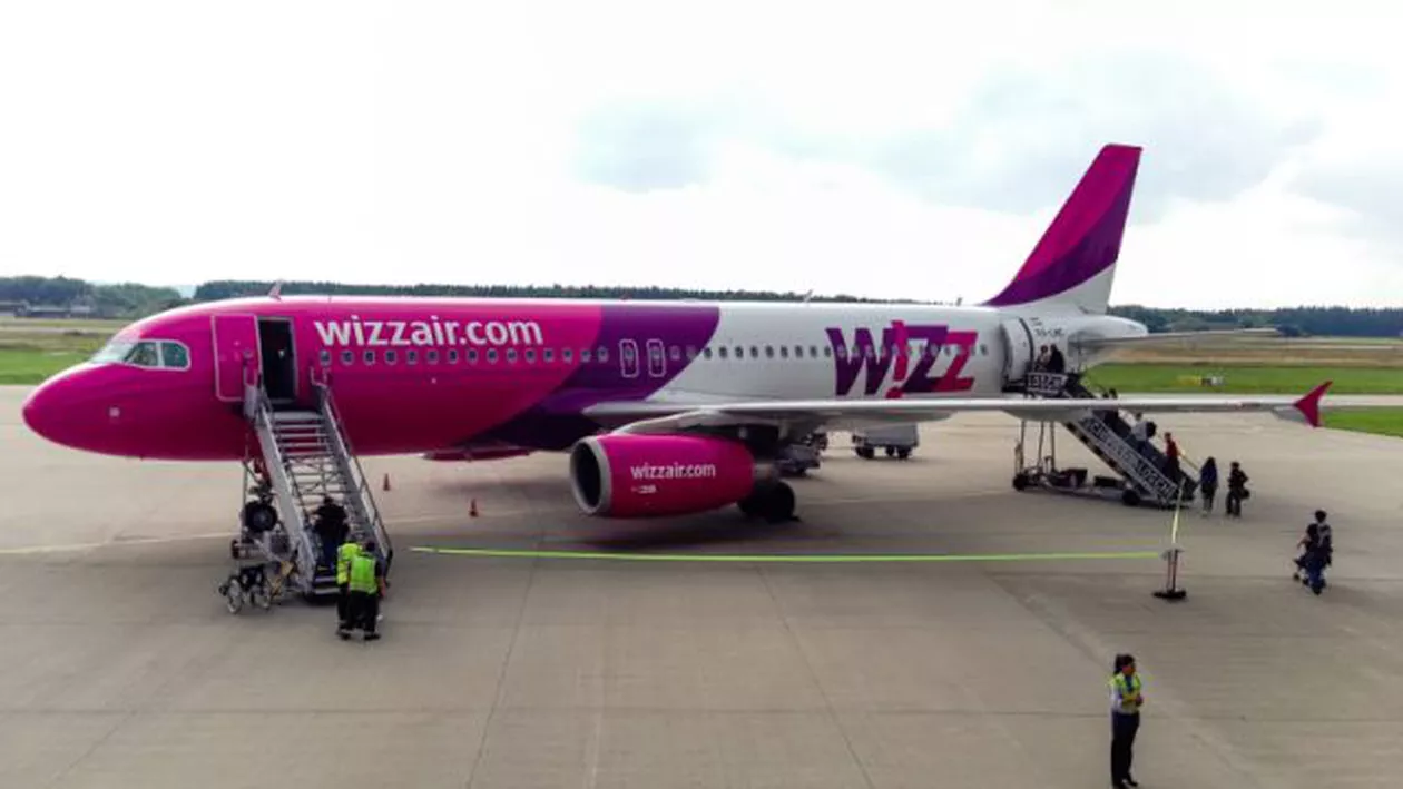 Zeci de români blocaţi de sâmbătă dimineaţă pe un aeroport din Paris după ce cursa lor a fost amânată în mod repetat: Reacţia companiei WizzAir (VIDEO)