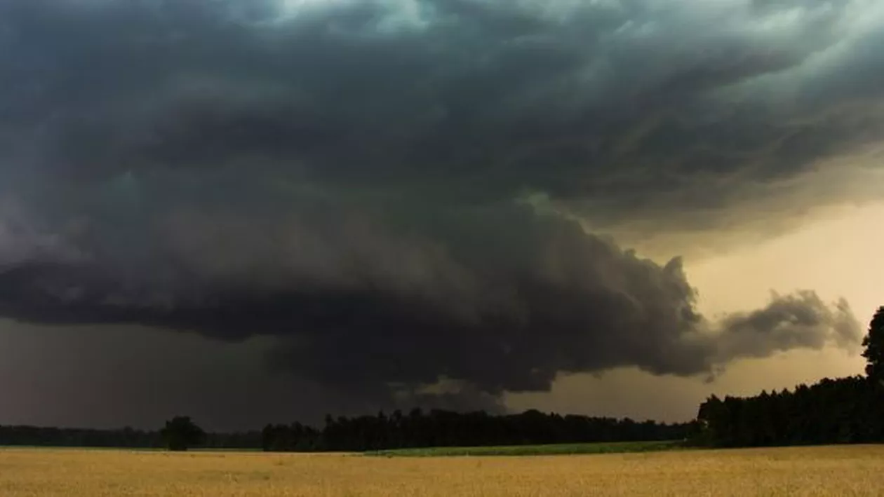 Alertă meteo: Un CICLON extrem de periculos tocmai a intrat în România! Se anunţă fenomene EXTREME incredibile: Zonele vizate