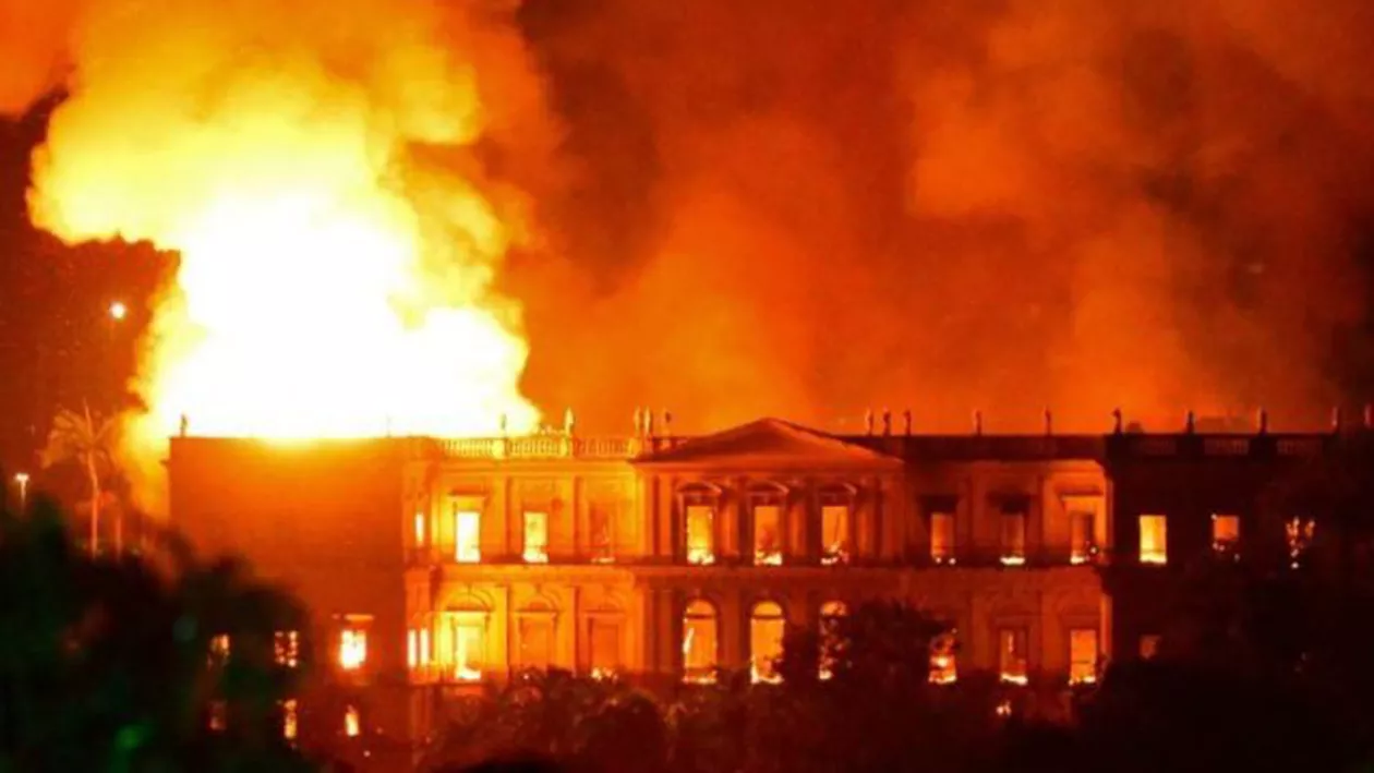 INCENDIU DEVASTATOR la Muzeul Național din Rio: O fosilă umană veche de 12 mii de ani a fost DISTRUSĂ