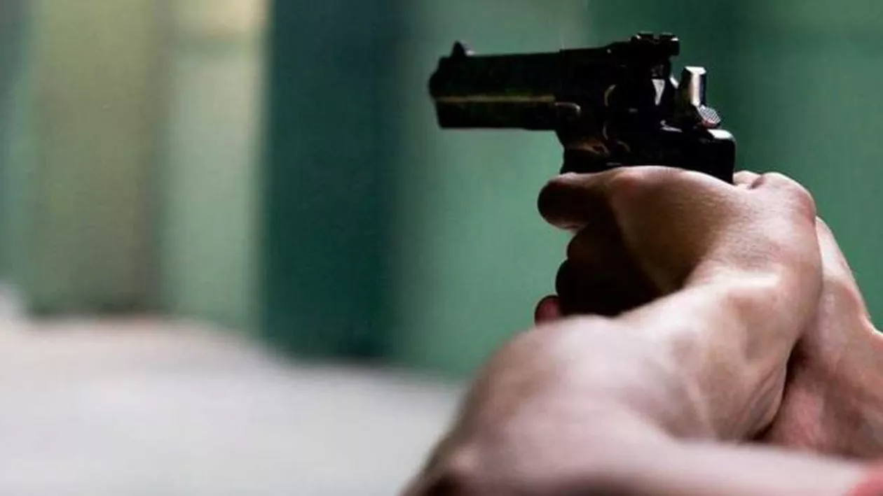 FOCURI DE ARMĂ la frontiera României! Contrabandiștii au scăpat SĂRIND în Tisa