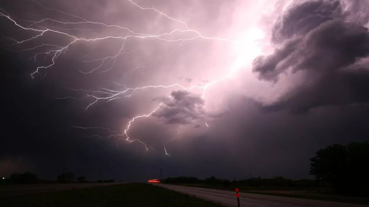Alertă meteo: Ciclonul care s-a abătut asupra României continuă să facă RAVAGII! Când se va retrage şi care sunt zonele afectate de urgie