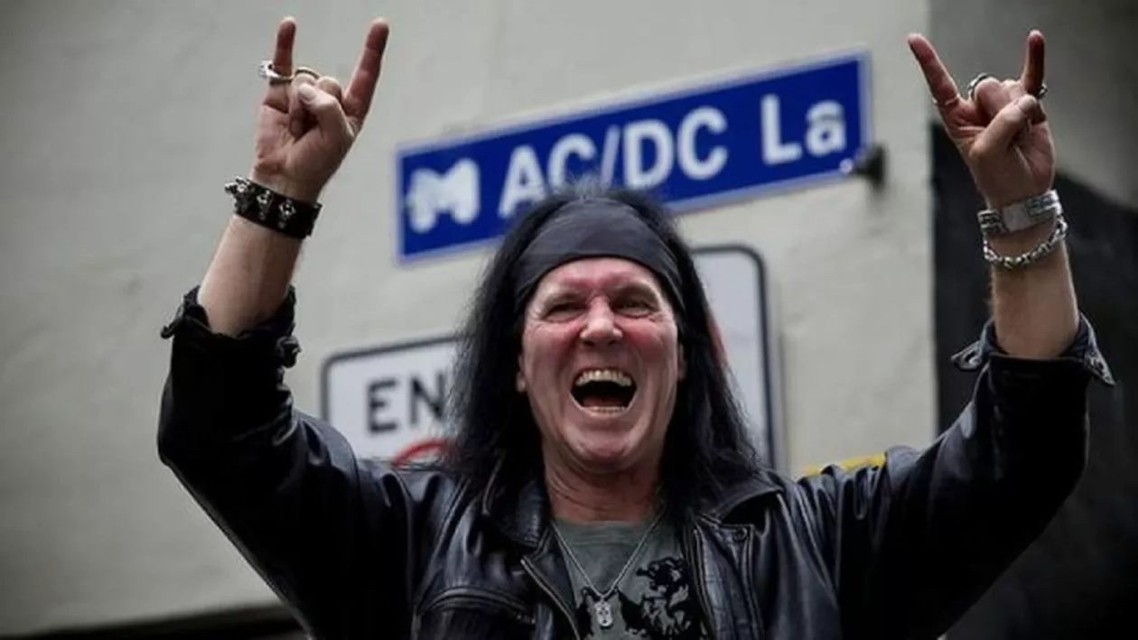 Primul solist al trupei AC/DC şi-a făcut dantura în România! REACȚIA vedetei după tratament (FOTO)