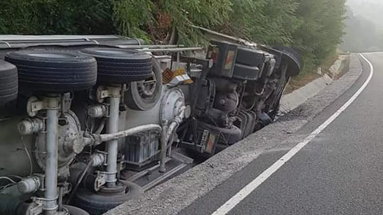 Accident cumplit în ROMÂNIA! O CISTERNĂ a făcut prăpăd! Bilanțul victimelor (FOTO)