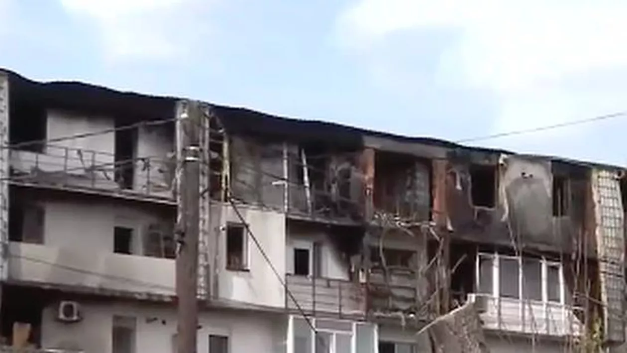Blocul care a ars nu ar fi avut actele în regulă. Locatarii sunt disperați. ISU: Nu a fost identificată vreo solicitare pentru obţinerea avizului de securitate la incendiu