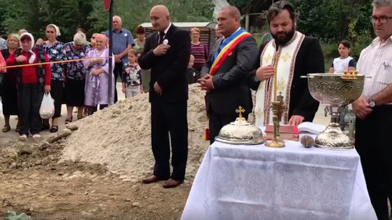 România, anul 2018: Primăria şi Biserica au sfinţit o conductă de gaz: ''Binecuvintează, Doamne, pe membrii Consiliului Local'' (VIDEO)
