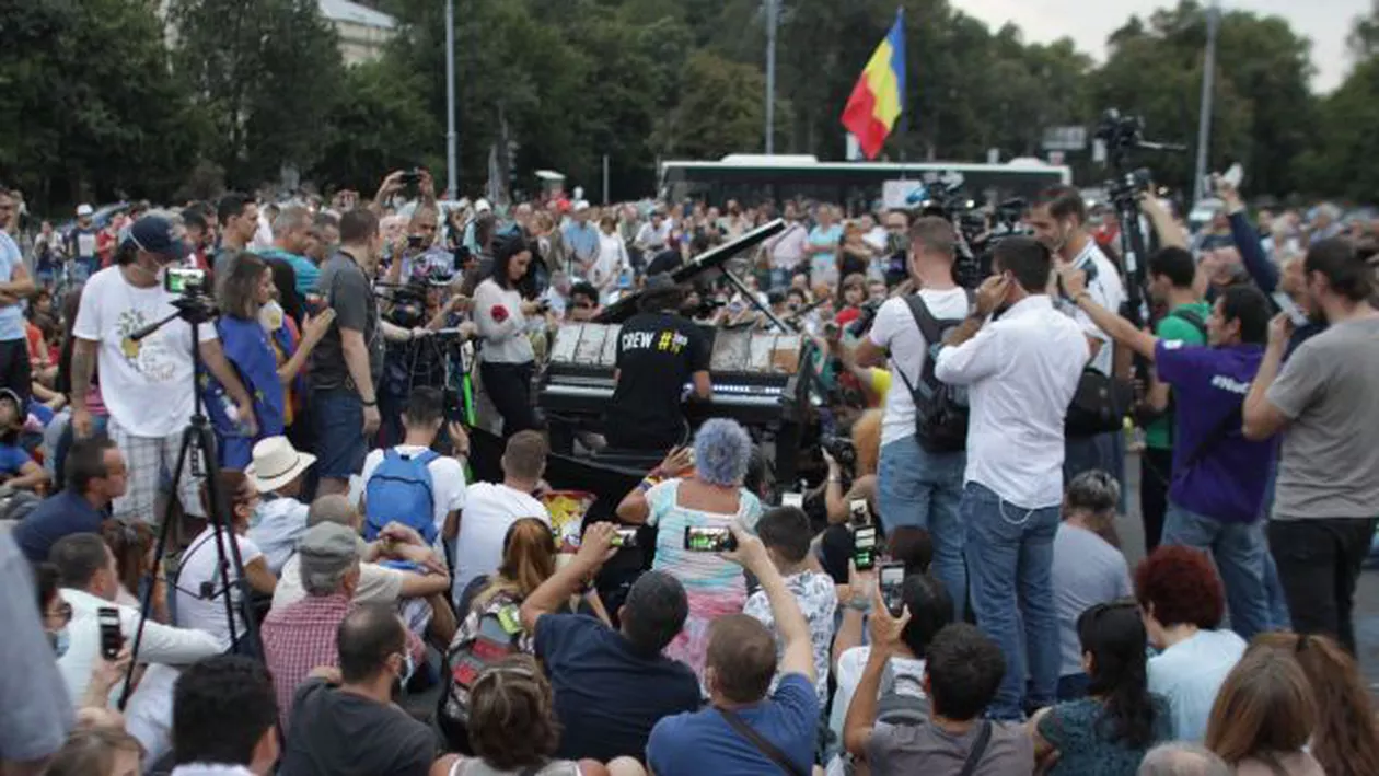 PROTEST inedit în PIAȚA VICTORIEI! Un celebru pianist cântă pentru libertate şi justiţie, la o lună de la intervenția BRUTALĂ a JANDARMILOR (FOTO,VIDEO)