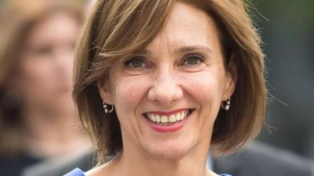 Carmen Iohannis, apariție elegantă în prima zi de școală: Cât costă sandalele purtate de prima doamnă (FOTO)